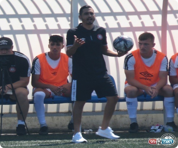 משחק ראשון כמאמן בוגרים. דור לוי (עמוד הפייסבוק של מחלקת הנוער הפועל ר"ג-גבעתיים)